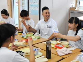 河野選手への質問が飛び交います