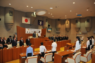 模擬議員19人が出席し開会