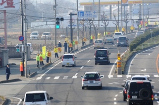 国道13号で人波広報大作戦