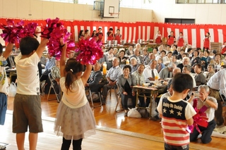 小百合保育園の園児による歌や踊り