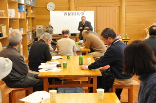 熱心に学ぶ参加者