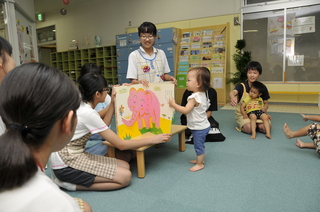 紙芝居に興味津々