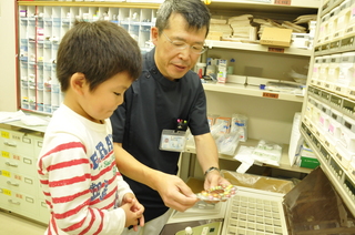 お菓子で楽しく調剤体験