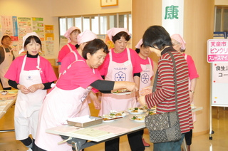 食生活改善コーナーの試食も好評