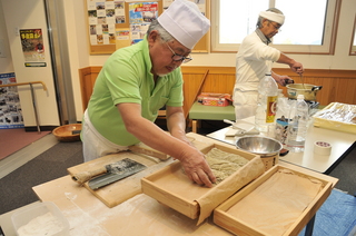 そば打ちとそばがき作りの実演！