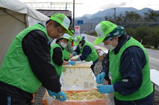 大会にかかせないボランティアの力（給水所）