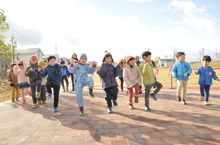 園児たちが歌や踊りを披露