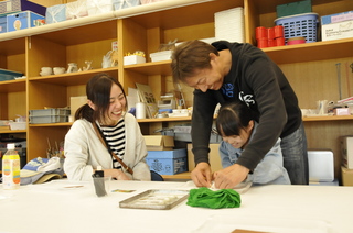 親子で協力してカラーまがたま作り♪