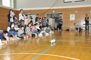 指導員によるゴム動力カーの実演！