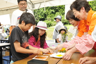 紅花すり染めに興味深々