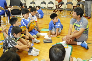 子どもたちに語りかける木山監督