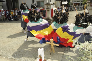 高擶聖霊菩提獅子踊りの様子