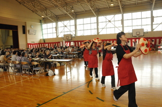 干布地区婦人会による花笠踊り