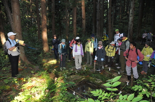 水晶山にまつわる史跡などを説明