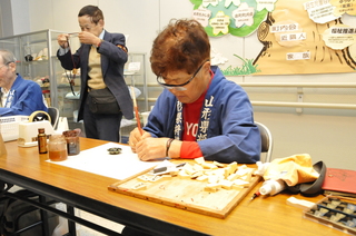 駒屋さんによる将棋駒作りの実演