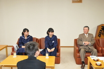 大石会長の現地の話に興味津々