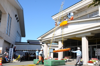 建物で逃げ遅れた人を救出する中高層建物救出訓練