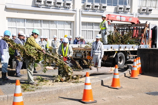 道路を塞ぐ障害物を除去する道路啓開訓練