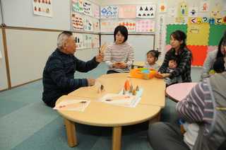 阿部先生に折り方を教わります