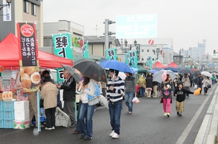 雨の中、大勢のみなさんが来場