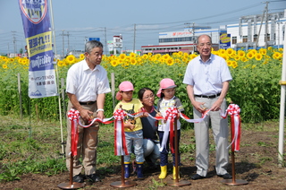 山本市長と一緒にテープカット