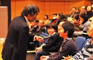 会場の子どもと楽しく宇宙トーク