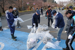 山頂広場でごみを回収