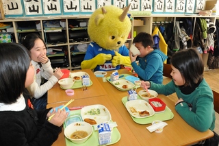 ディーオくんと楽しく給食