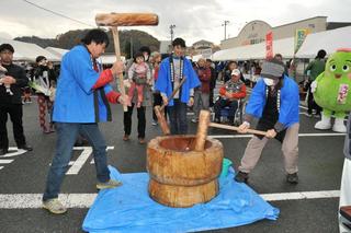 力強い餅つきが披露されました