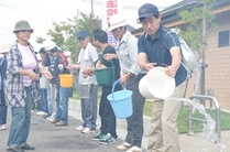 バケツリレーで初期消火