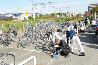 駅東口付近の清掃