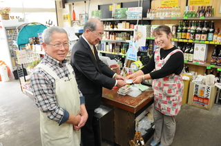 買い物した山本市長に新しいカードが渡されました