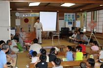 イバラトミヨの保護の大切さを話す荒木さん