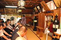 建勲神社で神事