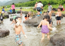 素手で魚を捕まえる子どもたち