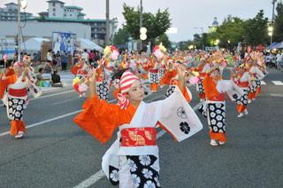 踊り手の息の合った天童花駒おどり