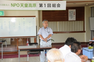 あいさつする工藤理事長