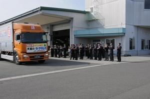 大田市場に向けトラックが出発